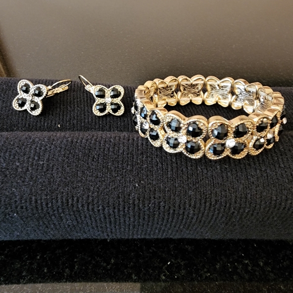 Black Clover Bracelet and Earring Set - Picture 2 of 4